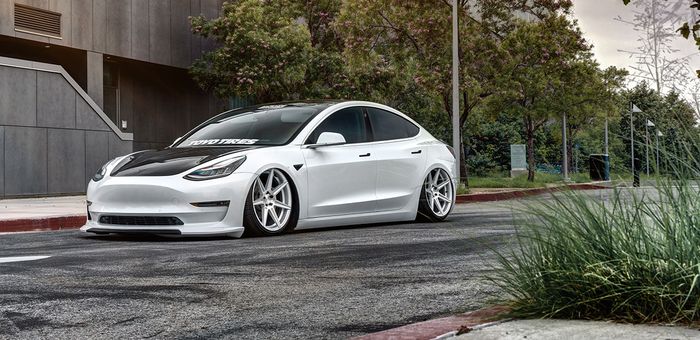 Modifikasi Tesla Model 3 dengan tampilan ceper