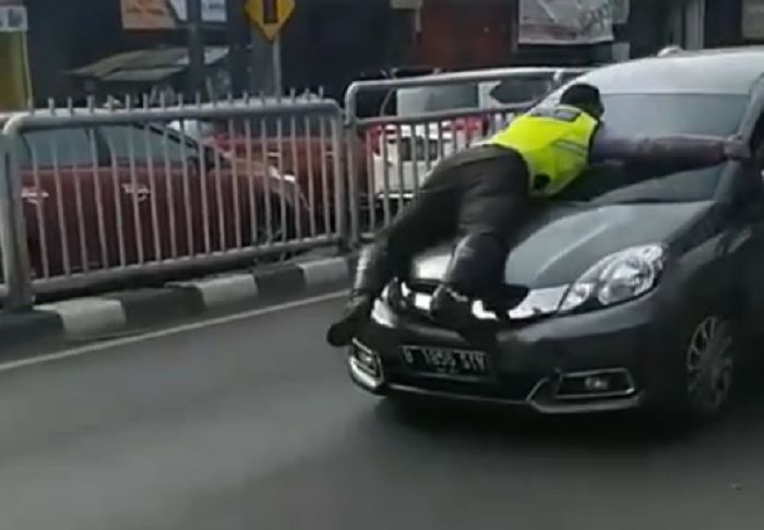 Honda Mobilio ketempelan seorang polisi