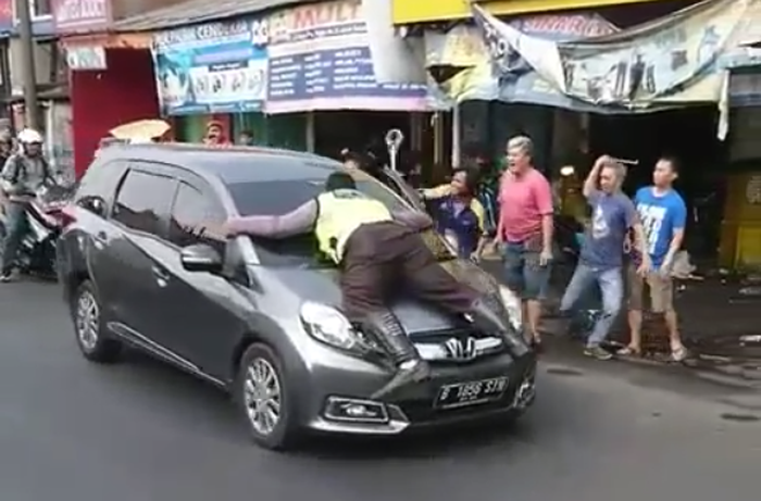 Polisi nemplok di Honda Mobilio
