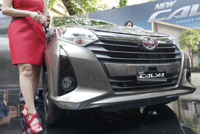 Bumper depan dan grille baru New Calya tampak lebih elegan 