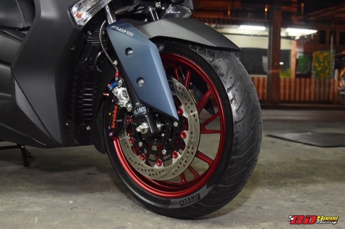 Rem depan pakai kaliper Brembo plus cakram floating