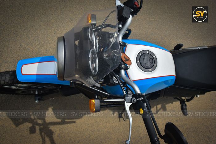 Warna putih ada di bagian atas dengan outline garis merah