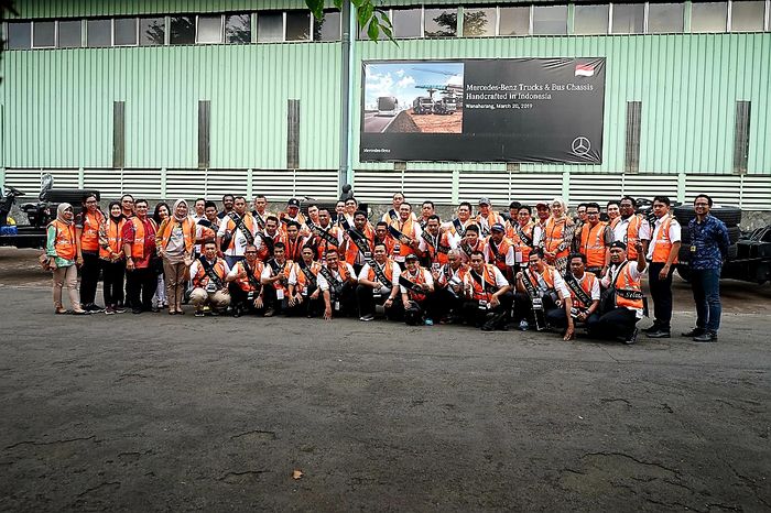 35 pengemudi Abdi Yasa Teladan 2019 kunjung pabrik Mercedes-Benz di Wanaherang