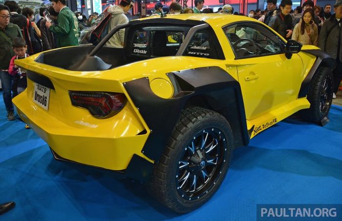 Tampilan belakang Toyota 86 jadi pikap dan pakai muka Lamborghini Urus