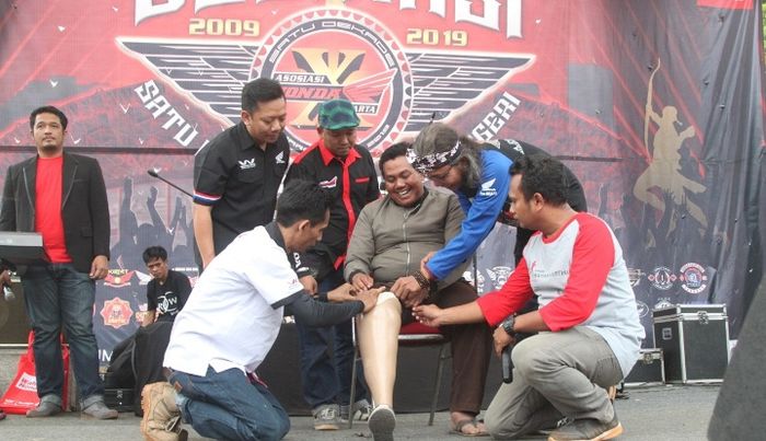 Dalam perayaan anniversary ke-10, AHJ juga memberikan bantuan kaki palsu