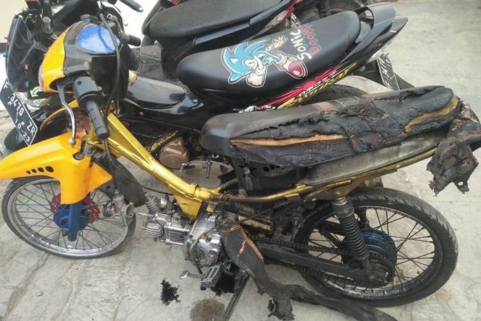 Barang bukti sepeda motor yang dibakar pemiliknya saat diberhentikan polisi, Sabtu (14/09/2019) petang telah diamankan di halaman Polsek Ciranjang, Cianjur, Jawa Barat