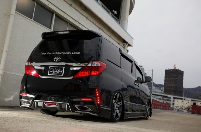 Tampilan belakang modifikasi Toyota Alphard dengan tampilan agresif