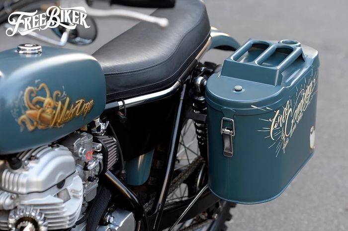 Pakai side box dari jeriken bikin Kawasaki W650 ini unik