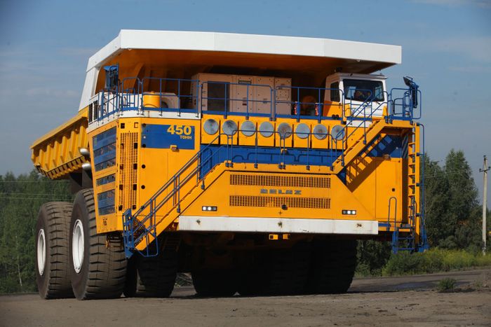 Truk Belaz 75710 bisa angkut 495 ton material