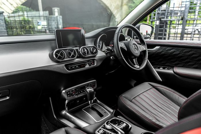 Tampilan kabin Mercedes-Benz X-Class hasil garapan Kahn Design