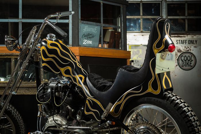 Bodyworknya dibuat menyatu dari depan hingga belakang dan makin elegan berkat king and queen seat