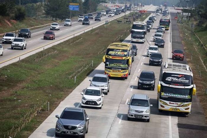 Contoh tidak benar, menyalip kendaraan di Tol menggunakan bahu jalan.