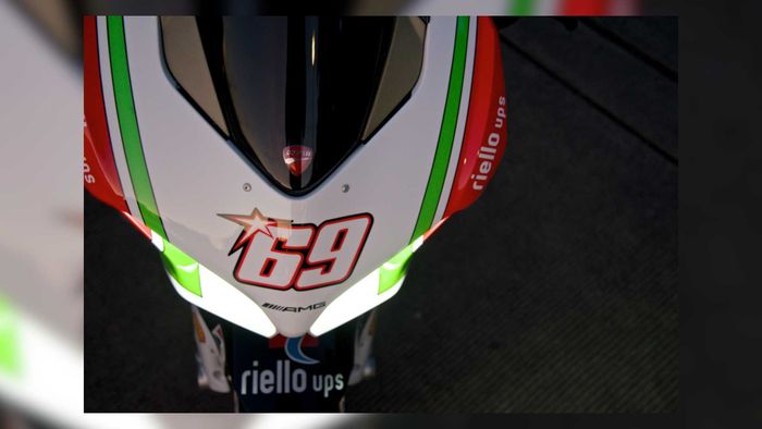 Bagian depan Ducati Panigale V4 Nicky Hayden Tribute bertuliskan 69.