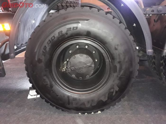 Roda truk Kamaz asal Rusia