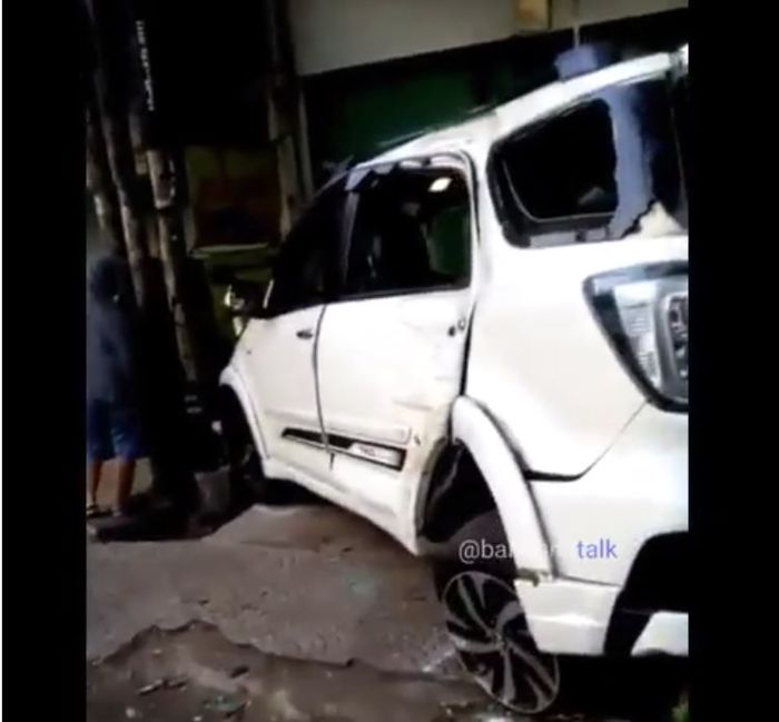 SIsi kiri Toyota Rush TRD Sportivo usai menabrak pohon di jalan lengkong besar, kota Bandung