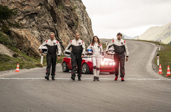 Empat pengendara Mazda MX-5 dalam memecahkan rekor yakni Cyndie Allemann dan Jan Spieb yang merupakan pembalap, lalu Niki Schelle yang seorang pereli dan seorang test driver Stefan Novitzki.