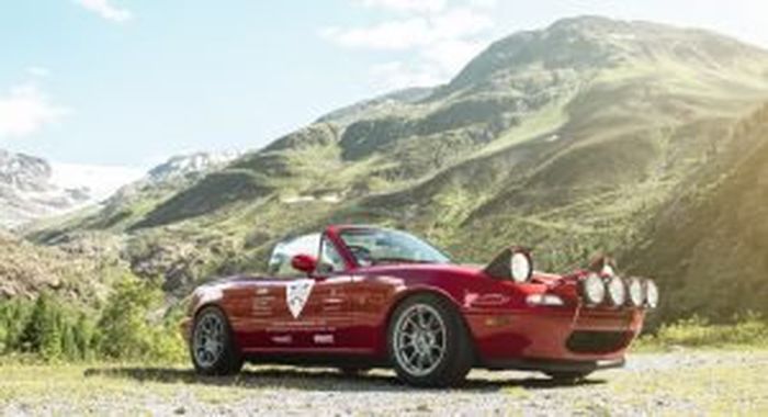 Mazda MX-5 generasi pertama pecahkan rekor dengan mengarungi jalan penuh tikungan tajam