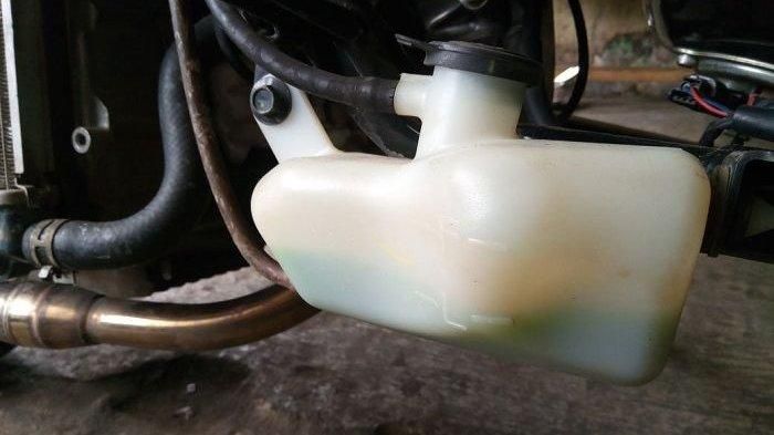 Air radiator atau radiator coolant di tabung reservoir dijaga ketinggiannya. Jangan sampai habis