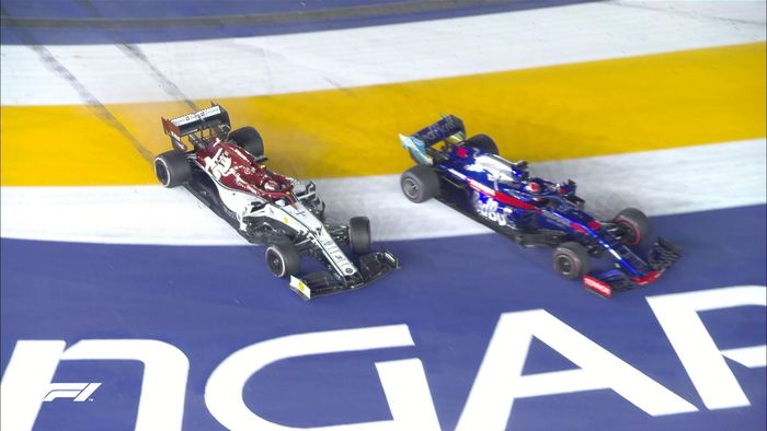 Kimi Raikkonen dan Daniil Kvyat crash di F1 Singapura