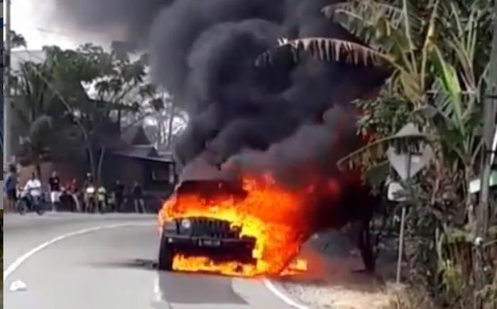 Jeep Rubicon Terbakar.
