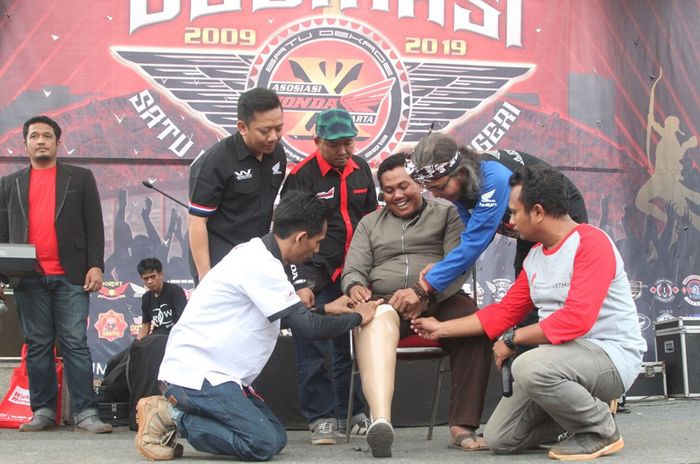 Memberikan kaki palsu kepada penyandang disabilitas