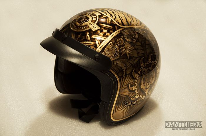 Helm ini didesain menggunakan gold leaf dengan gambar 5 harimau dan 6 gajah