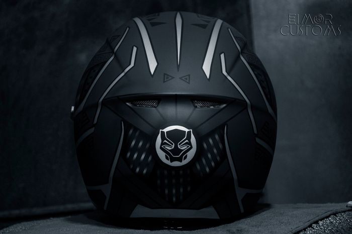 Ada logo Black Panther di bagian belakang helm