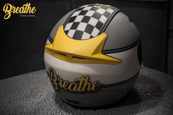 Tulisan Breathe menempel pada bagian belakang helm
