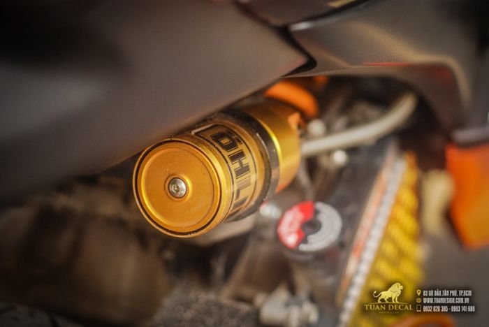 Suspensi belakang mengandalkan Ohlins