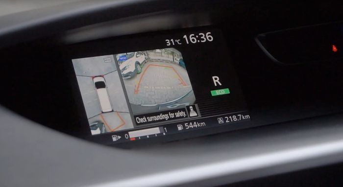 Arround view monitor di Serena memudahkan saat parkir