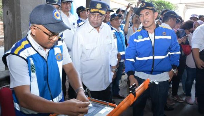 Menteri Perhubungan Budi Karya Sumadi (Tengah) saat meninjau ujicoba jembatan timbang Weigh-In-Motion (WIM) di Jalan Tol Jakarta-Cikampek KM 9 pada Minggu (22/9).