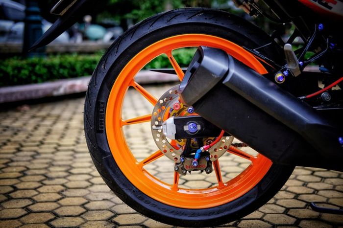 Rem belakang juga pakai produk Brembo