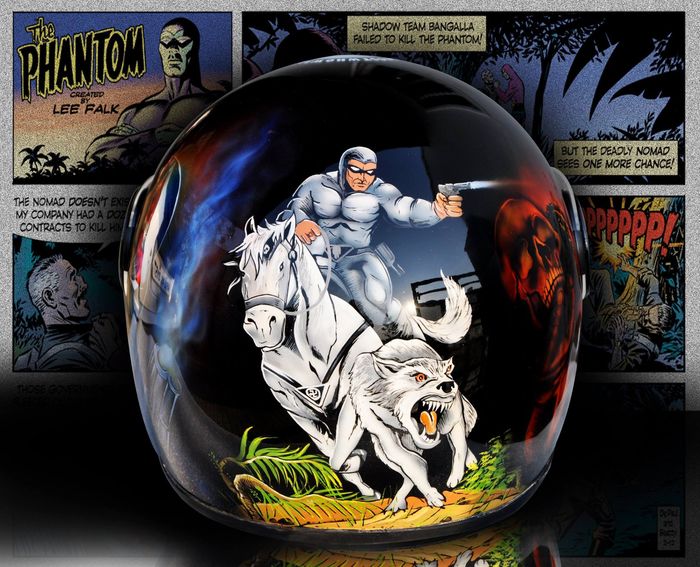 Di bagian belakang ada gambar The Phantom mengejar penjahat sambil menunggangi kuda dan mengajak serigala