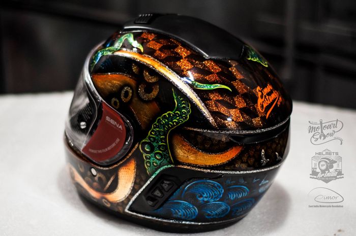 Perpaduan warna yang beragam membuat helm ini makin menarik
