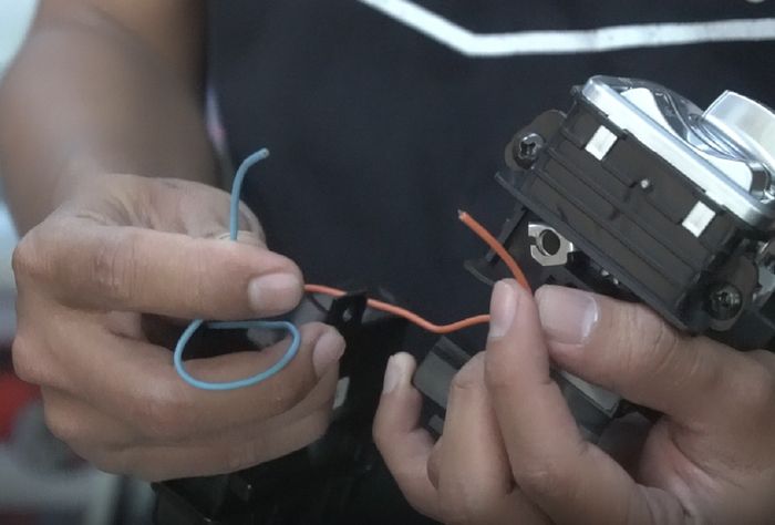 Dua kabel yang harus disambungkan ke lampu sein depan kanan dan kiri di motor