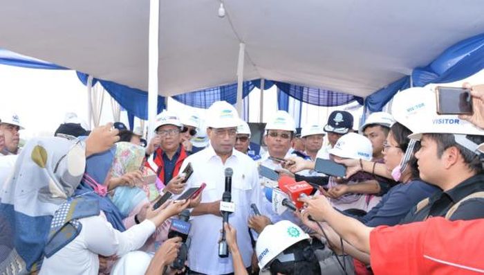 Menteri Perhubungan (Menhub) Budi Karya Sumadi (tengah, baju putih) saat meninjau progres pembuatan Tol Layang Jakarta-Cikampek II