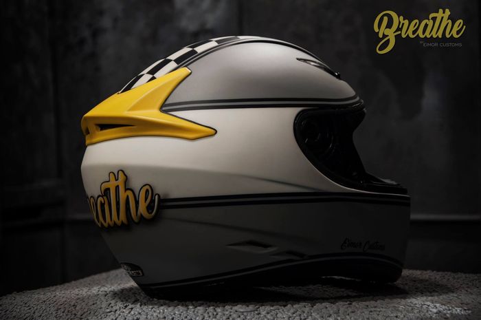 Helm ini keluaran AGV lama yang didesain ulang dengan warna doff yang unik banget