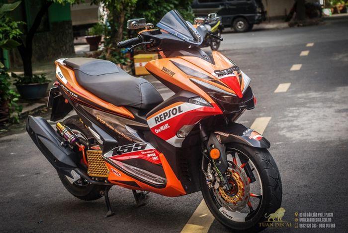 Yamaha NVX 155 alias Yamaha Aerox dengan livery Repsol Honda MotoGP