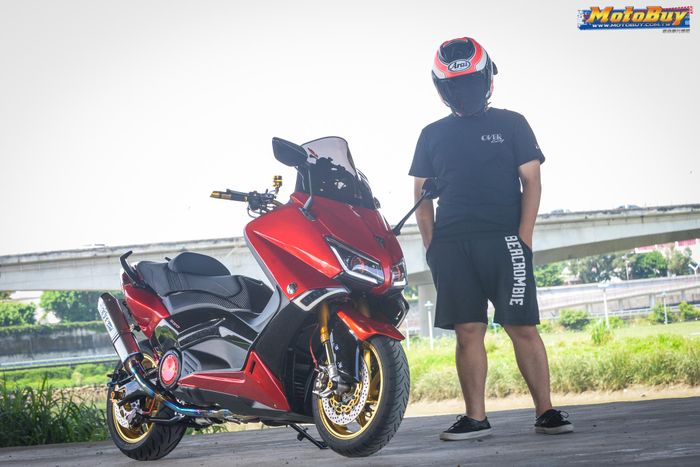 Yamaha TMAX menggoda pakai baju merah