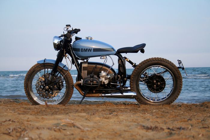 Joknya yang dibuat mengambang ala bobber membuat BMW R80 ini kian menarik