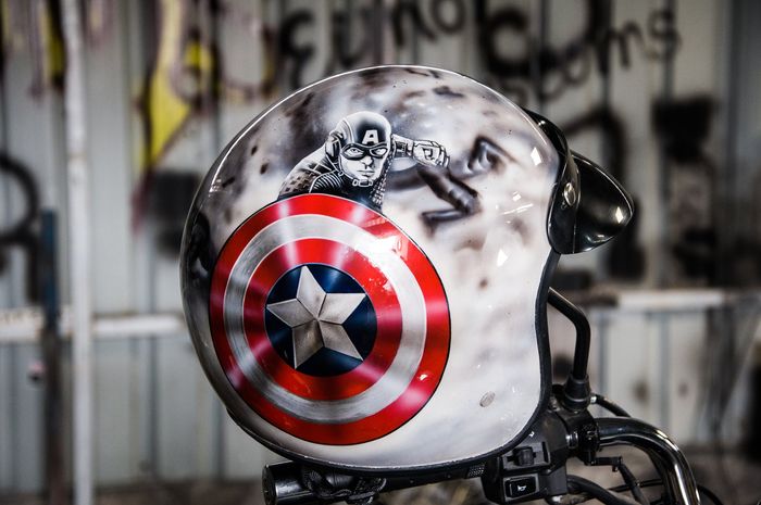 Sosok Captain America pun terpampang jelas dengan tamengnya yang kontras