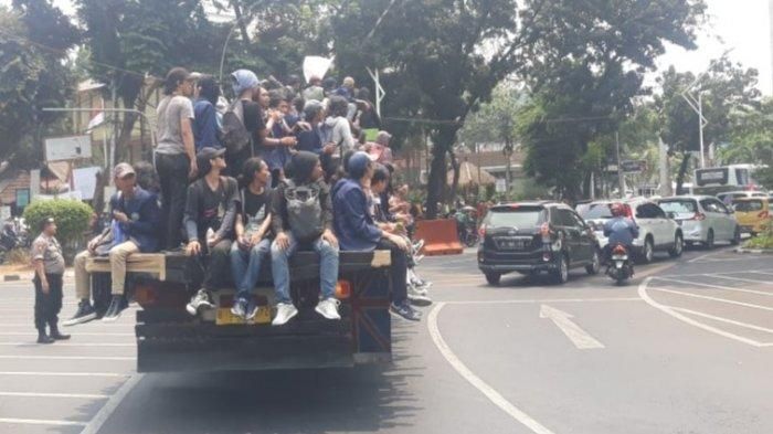 Ini dia mobil yang menjadi favorit mahasiswa untuk berdemo, dengan atap terbuka