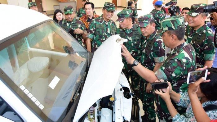 Kasau Marsekal TNI Yuyu Sutisna mencoba mobil Esemka tipe Bima di pabrik mobil Esemka, di Solo, Selasa (24/9/2019).