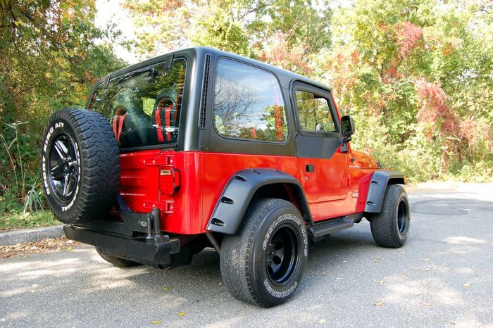 Tampilan belakang modifikasi Jeep Wrangler pakai mesin Toyota Supra