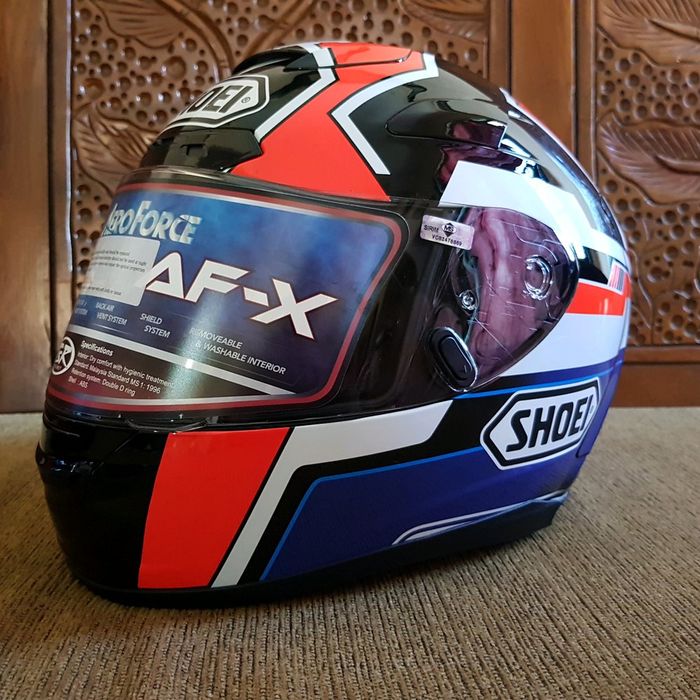 Ilustrasi helm replika shoei X12 marc marquez