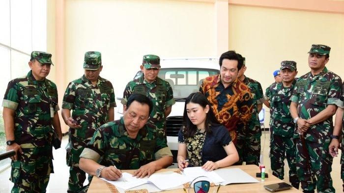 Kasau Marsekal TNI Yuyu Sutisna menyimak penandatanganan komitmen pembelian 35 mobil Esemka tipe Bima di pabrik mobil Esemka, di Solo, Selasa (24/9/2019). (Facebook TNI Angkatan Udara)