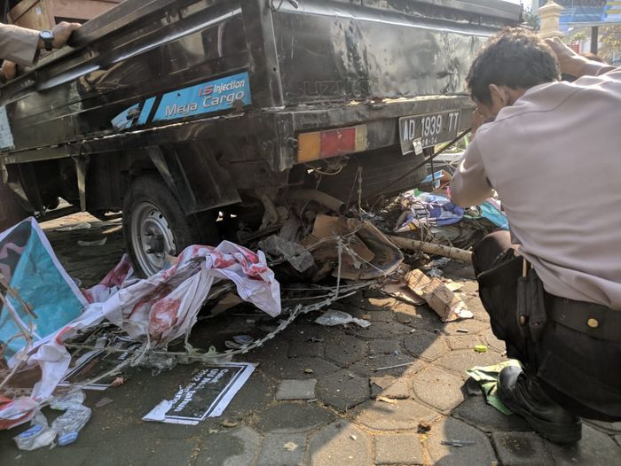 Evakuasi pikap MItsubishi Colt T120SS yang dramatis