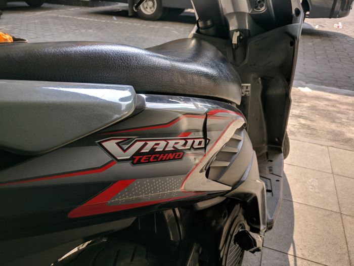 Bagian bodi Honda Vario Techno pecah akibat rusuhnya pengunjuk rasa