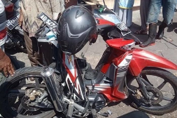 Honda Supra X hancur terlipat ditabrak Nisan Livina di Sukoharjo.