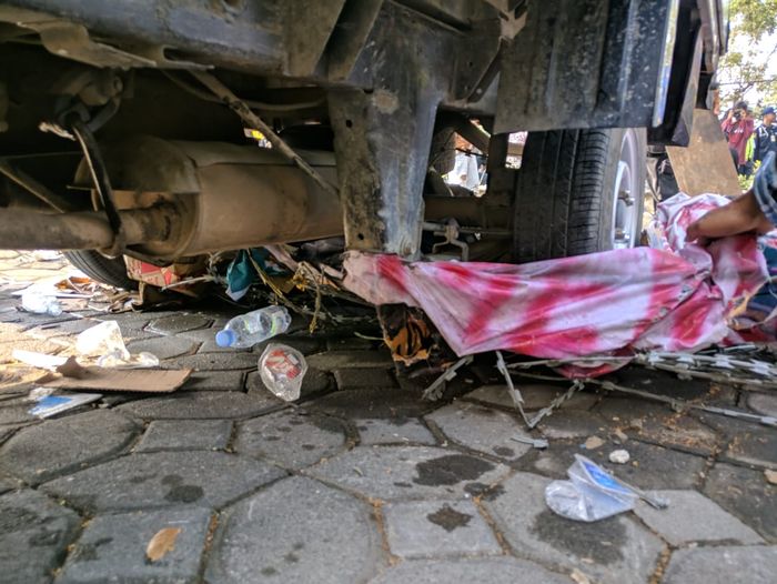 Bagian belakang Mitsubishi Colt T120SS nyangkut